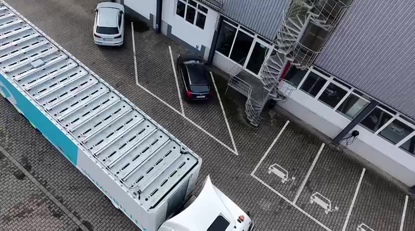 MEGC Gasetrailer von oben auf dem CyTec-Werksgelände